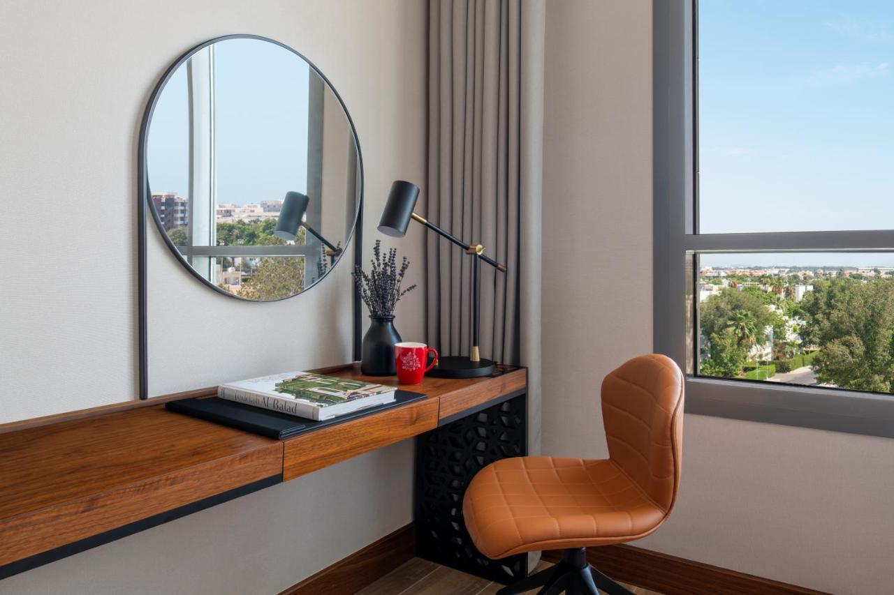 Swissotel Living Dzsidda Kültér fotó A work desk in a hotel room