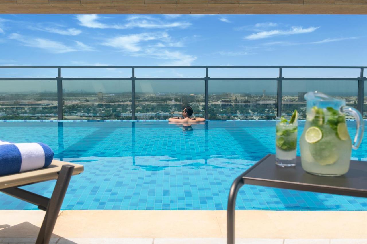 Swissotel Living Dzsidda Kültér fotó The swimming pool at the hotel