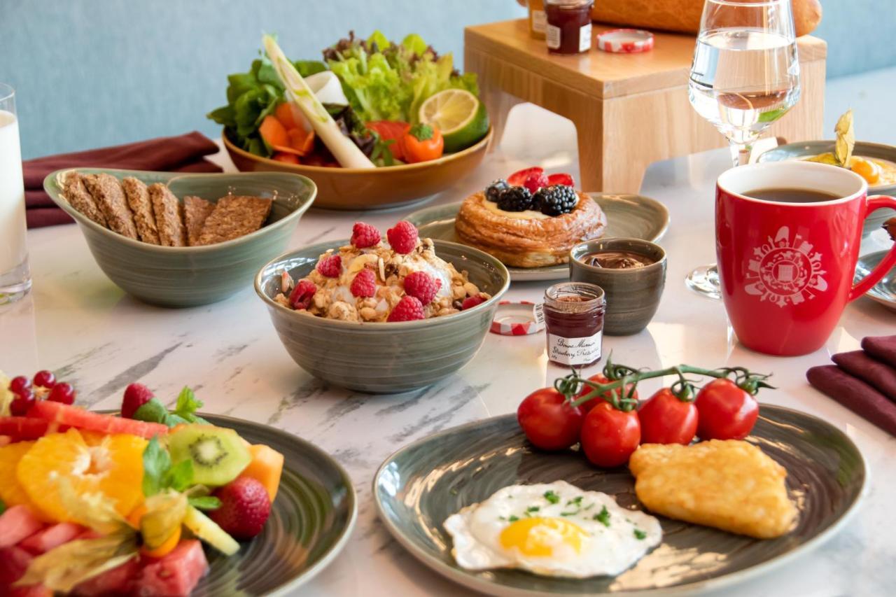 Swissotel Living Dzsidda Kültér fotó A typical breakfast