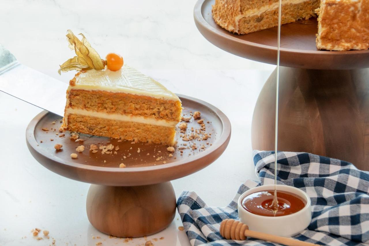 Swissotel Living Dzsidda Kültér fotó Honey being drizzled over a cake