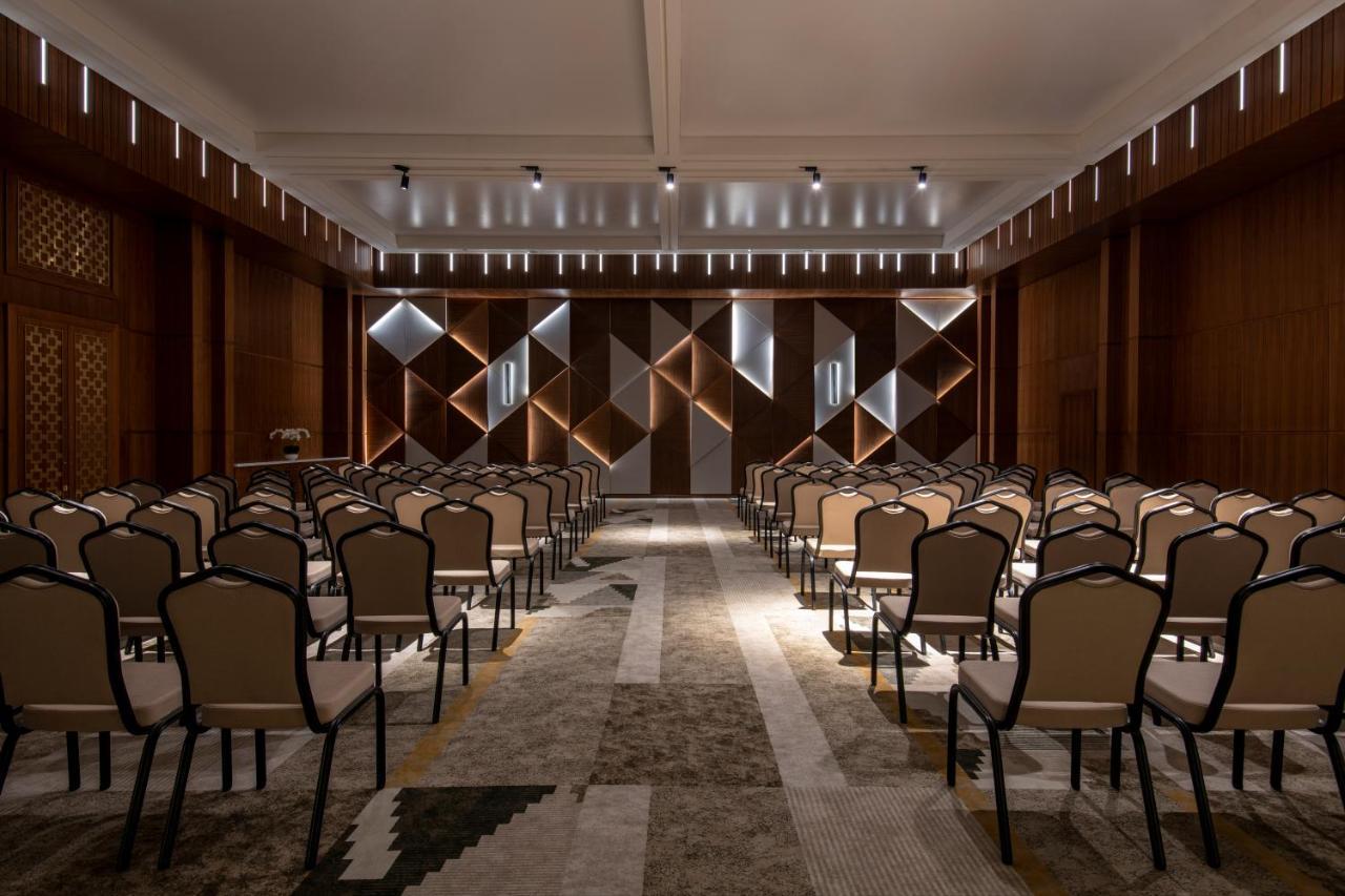 Swissotel Living Dzsidda Kültér fotó The interior of the main conference hall