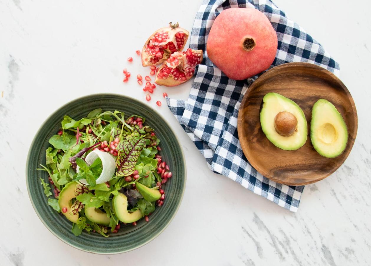 Swissotel Living Dzsidda Kültér fotó A salad with pomegranate seeds