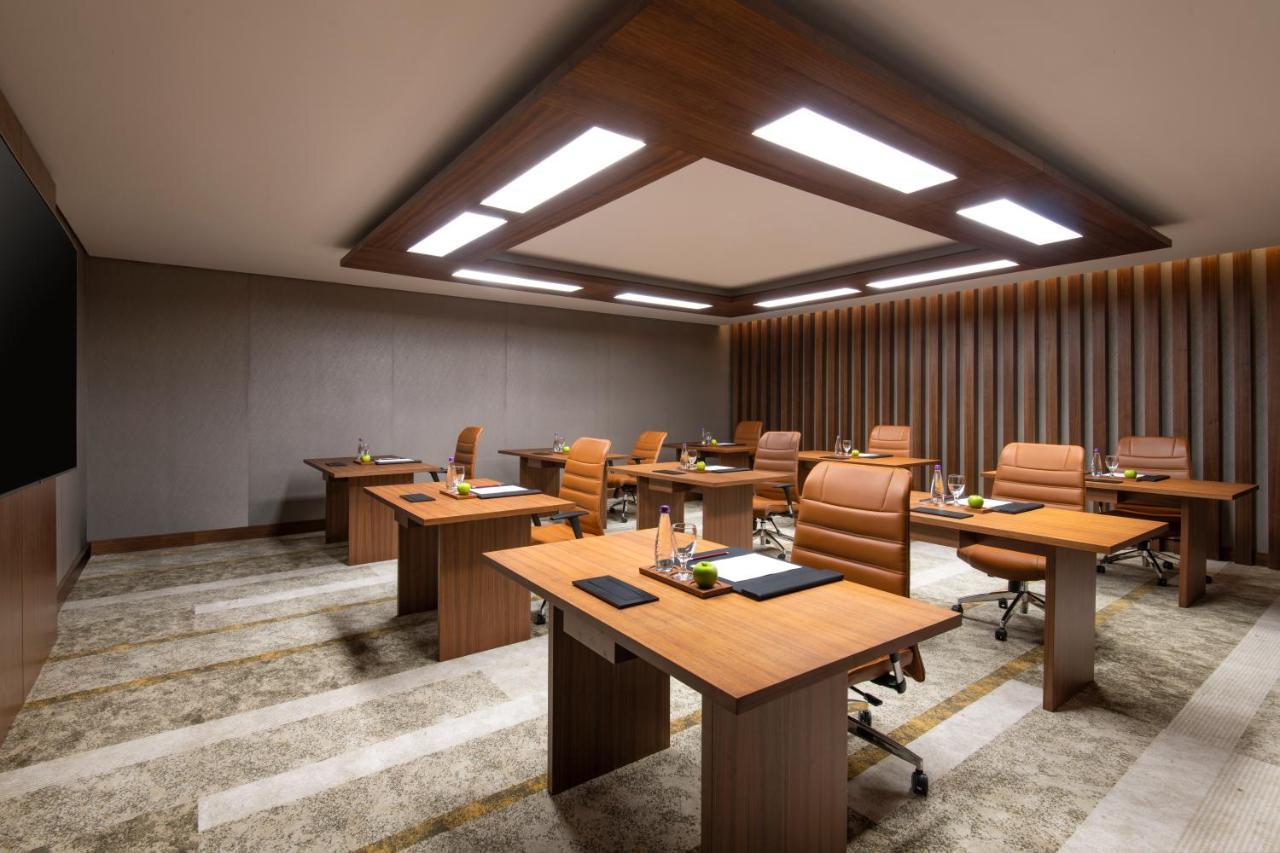Swissotel Living Dzsidda Kültér fotó Meeting room at the hotel