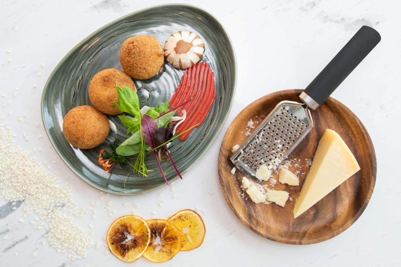 Swissotel Living Dzsidda Kültér fotó A grater in use