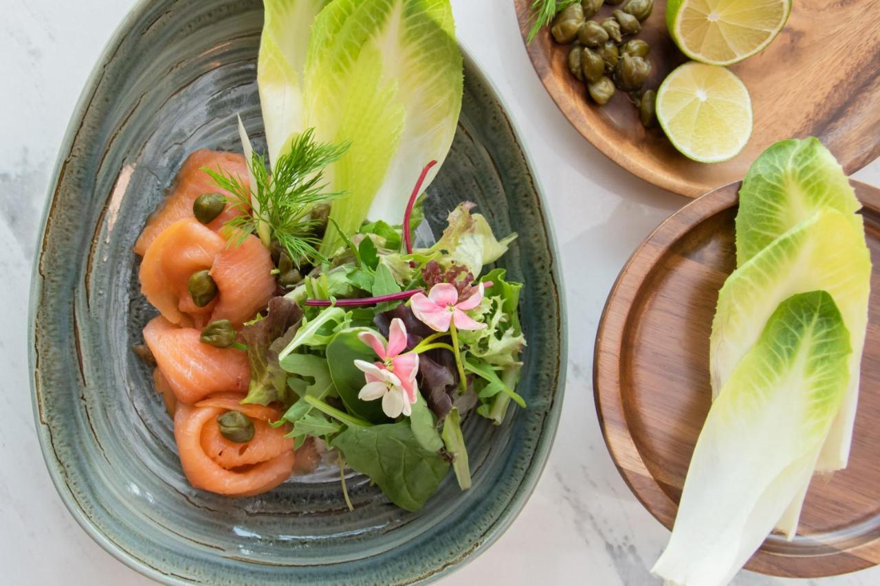 Swissotel Living Dzsidda Kültér fotó A salad with smoked salmon