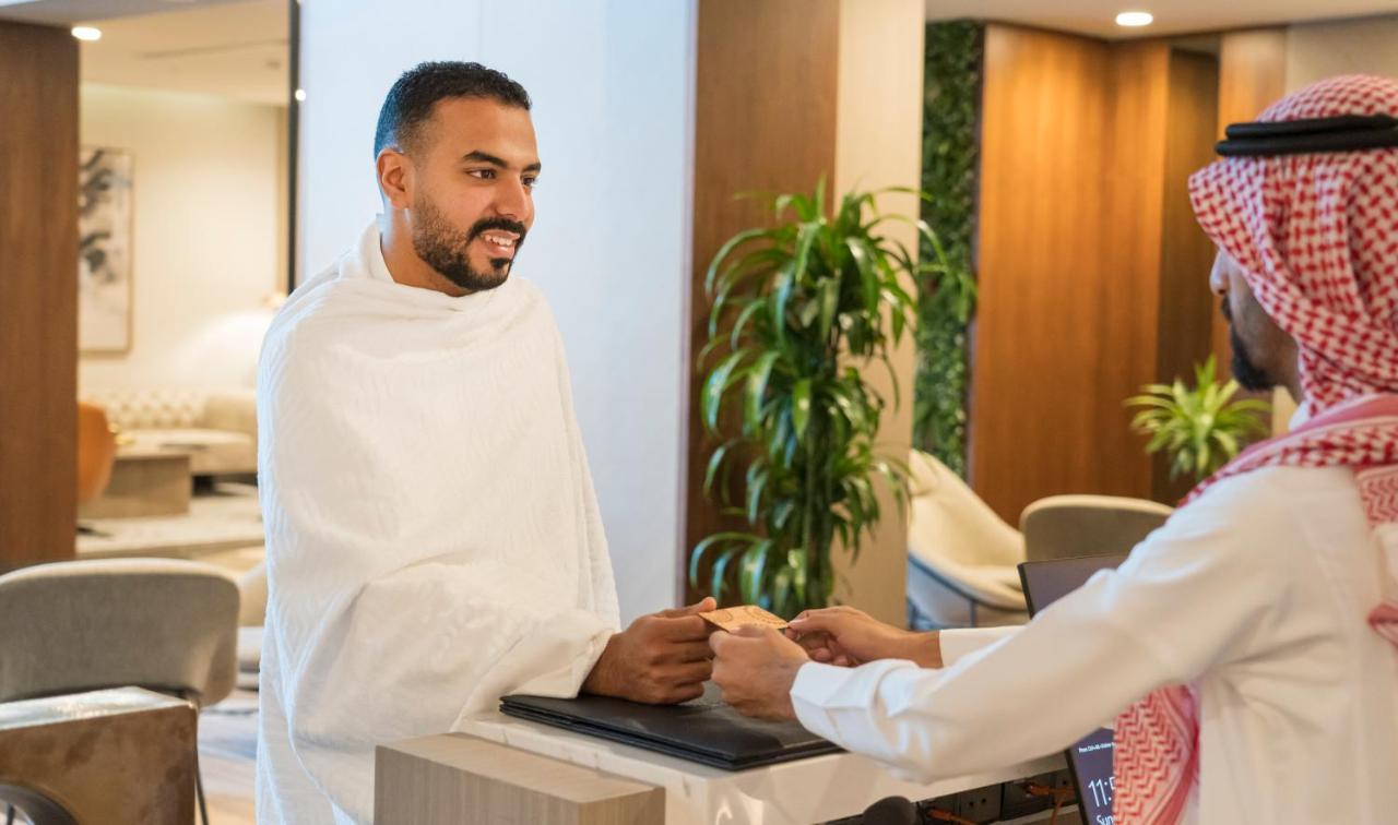 Swissotel Living Dzsidda Kültér fotó A hotel receptionist