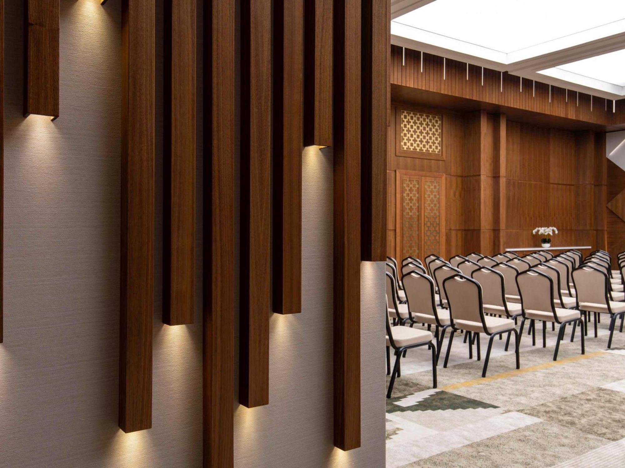Swissotel Living Dzsidda Kültér fotó The interior of the main conference hall