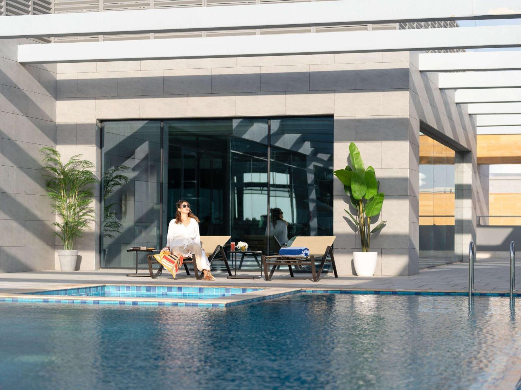 Swissotel Living Dzsidda Kültér fotó The swimming pool at the hotel