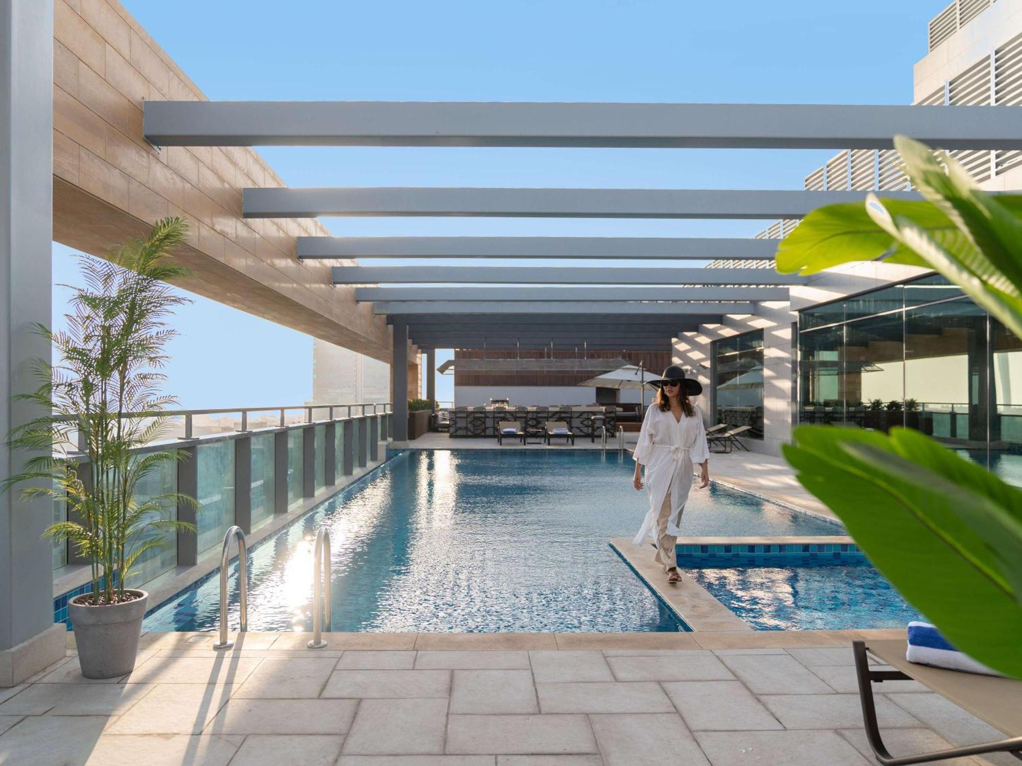 Swissotel Living Dzsidda Kültér fotó The swimming pool at the hotel