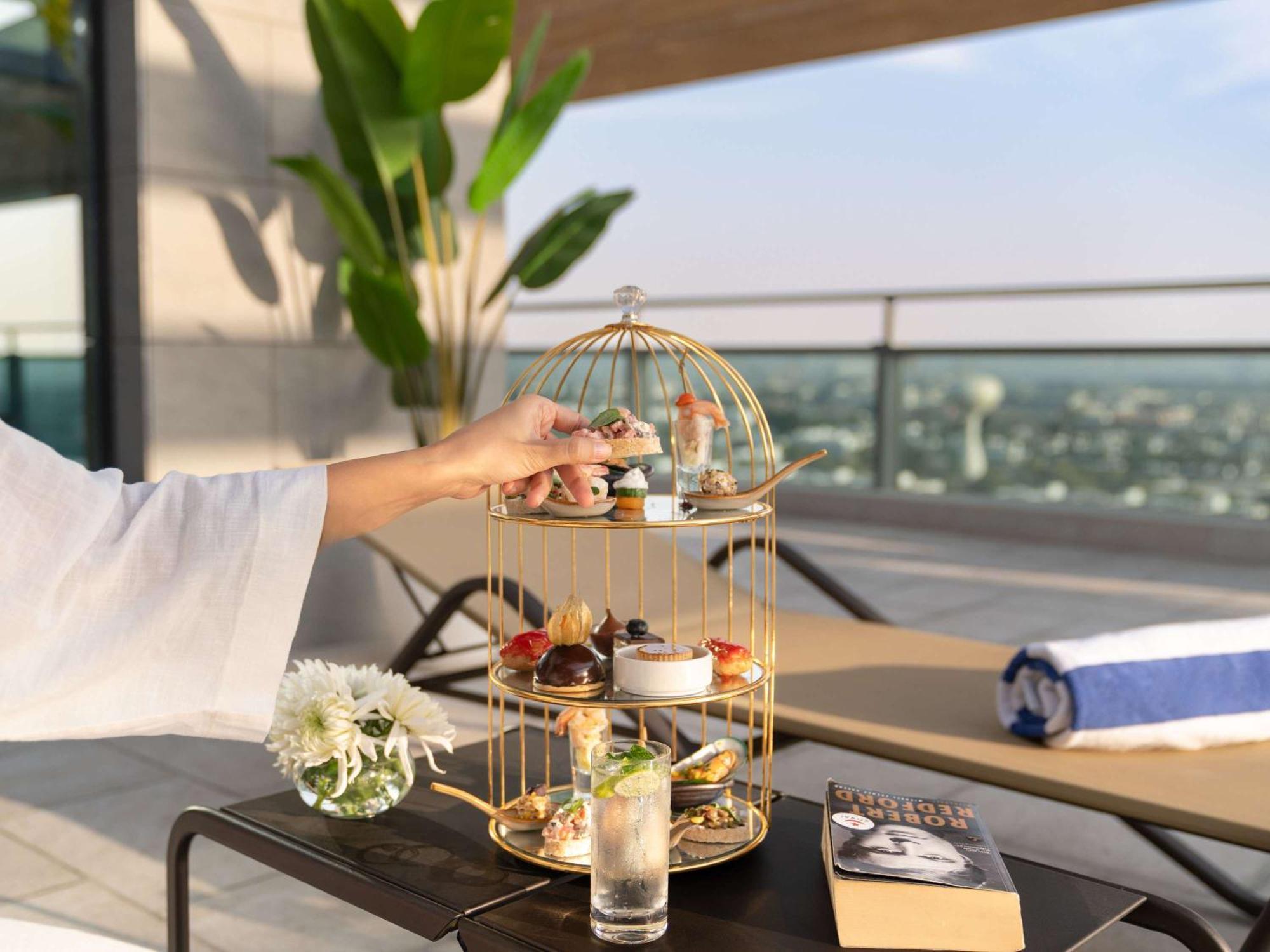 Swissotel Living Dzsidda Kültér fotó Afternoon tea at the pool deck