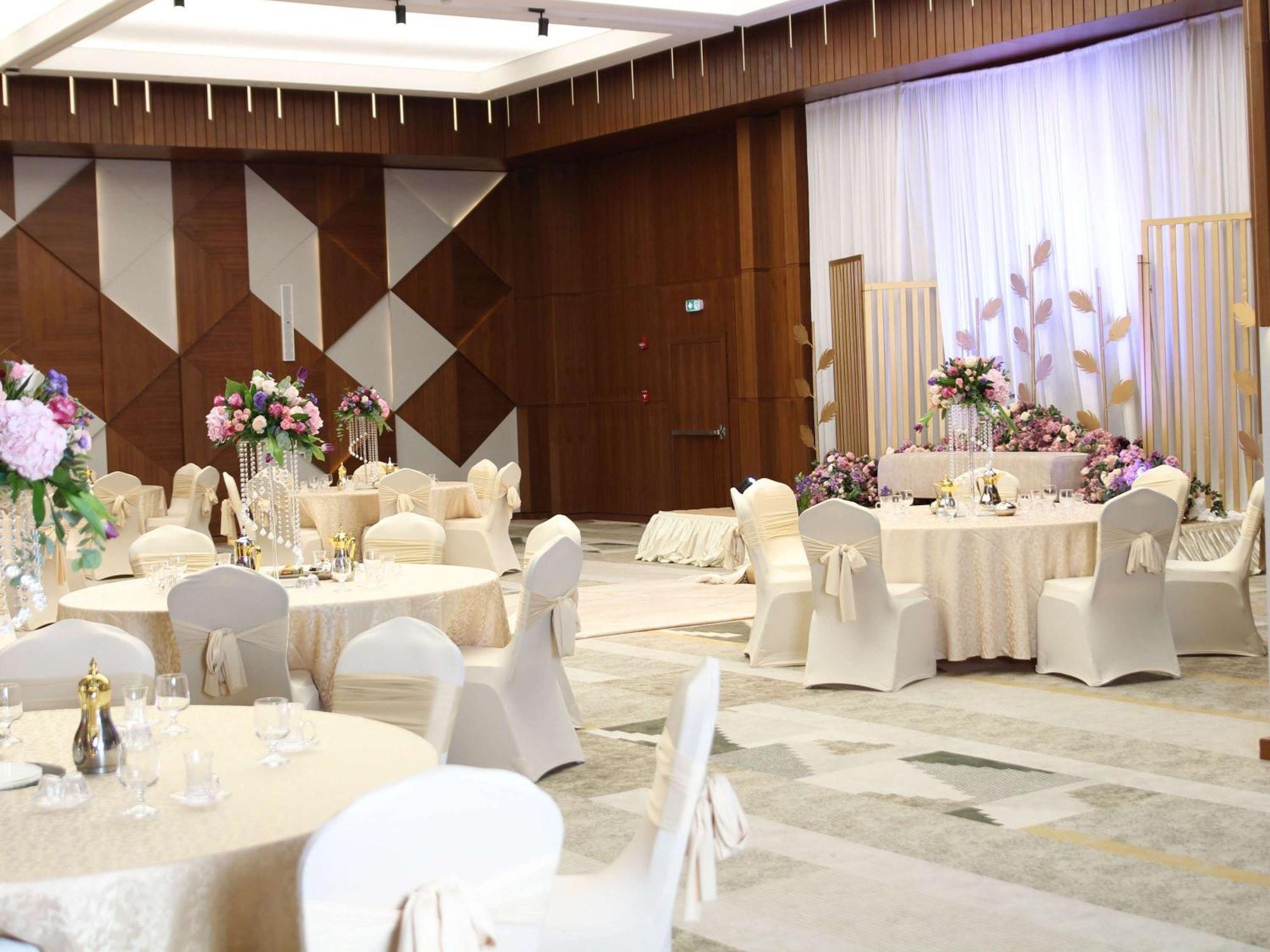 Swissotel Living Dzsidda Kültér fotó A wedding reception at the Grand Ballroom