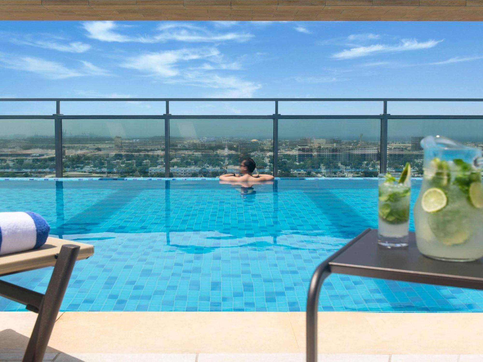 Swissotel Living Dzsidda Kültér fotó The swimming pool at the hotel