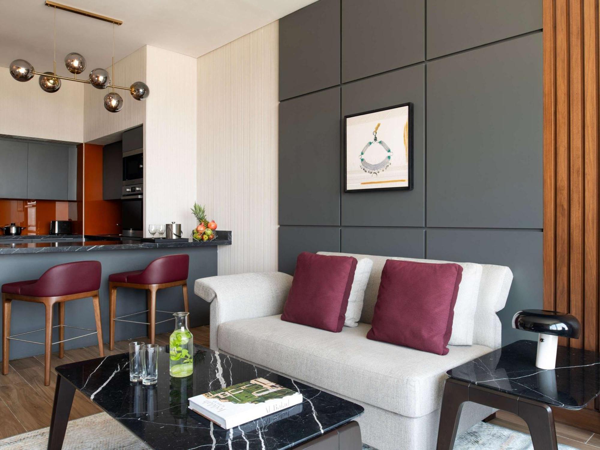 Swissotel Living Dzsidda Kültér fotó A living room in a serviced apartment in London